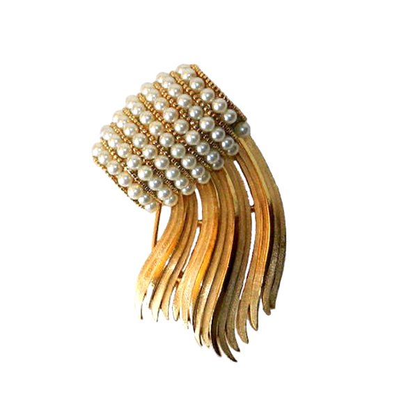 1950's gold tone Trifari pearl brooch