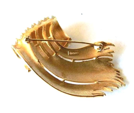 1950's gold tone Trifari pearl brooch