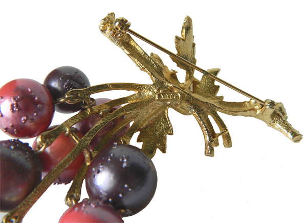 Art grapes brooch