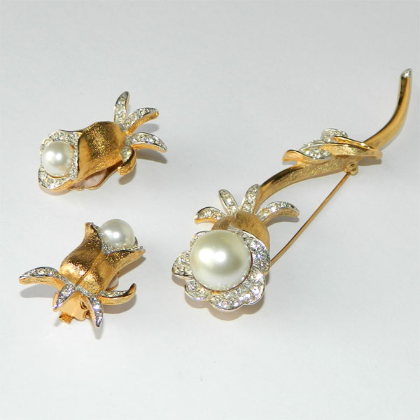 Sarah Coventry brooch and earring set
