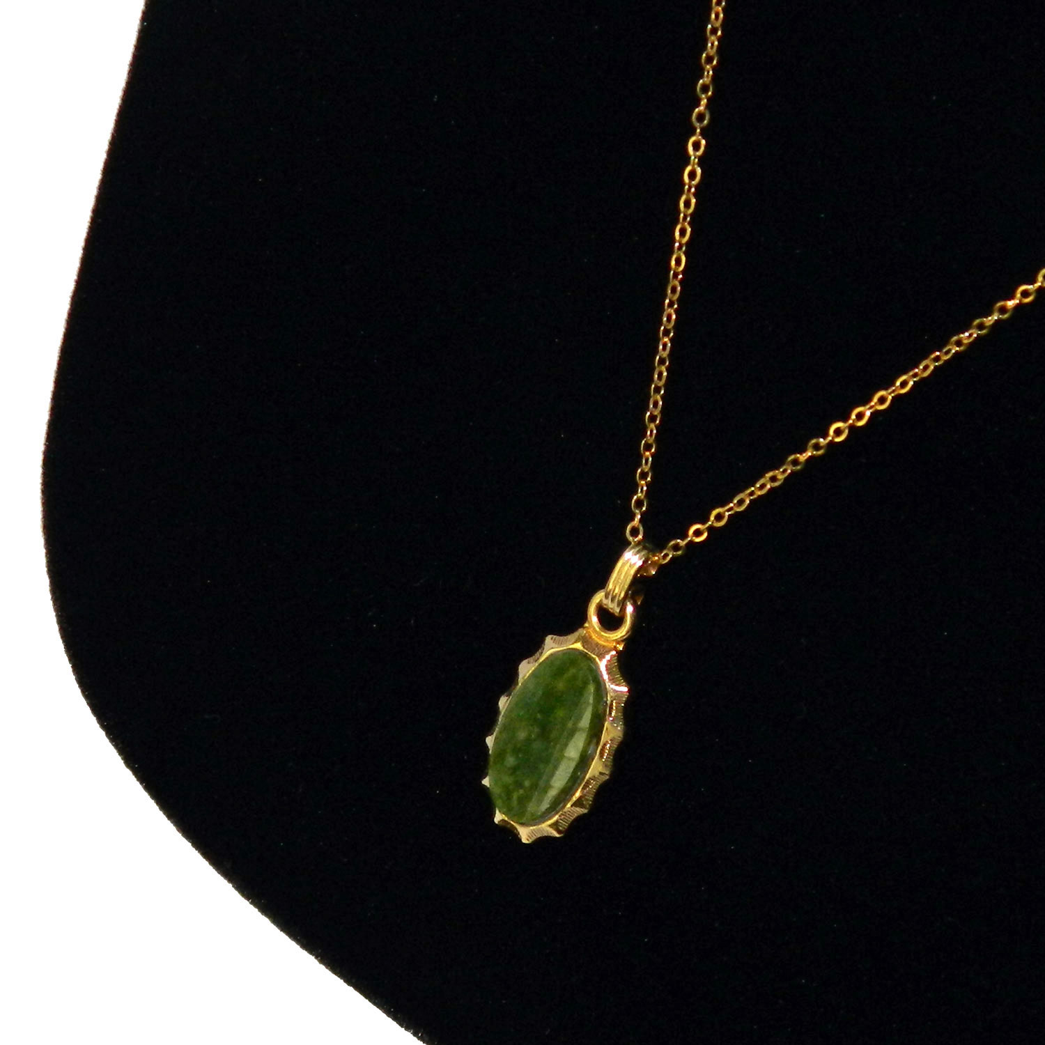 Sarah Coventry jade pendant necklace