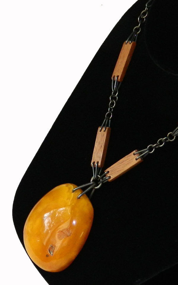 Amber pendant necklace