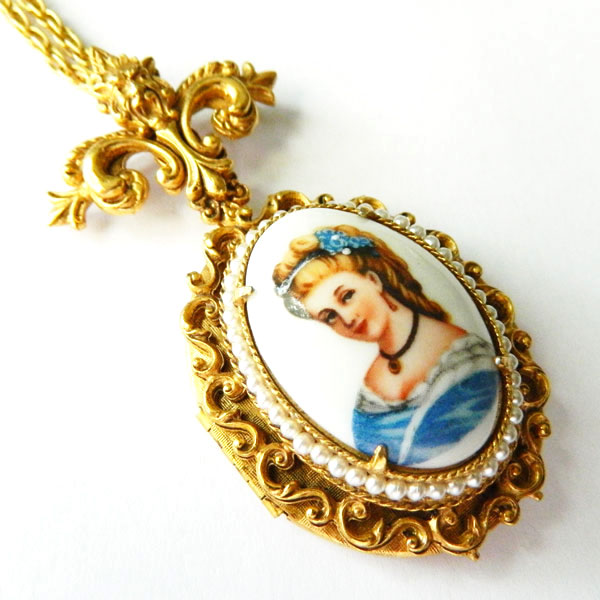 Art Nouveau locket necklace