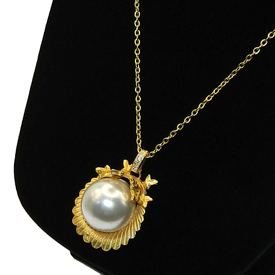 Faux pearl pendant necklace