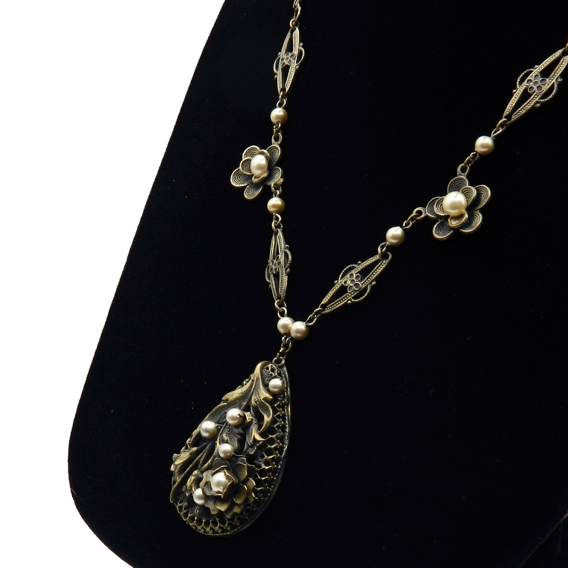 1930s faux pearl pendant necklace
