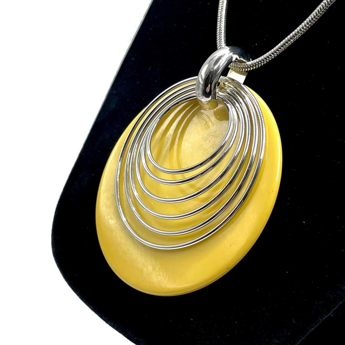 Yellow Art Deco bakelite pendant necklace