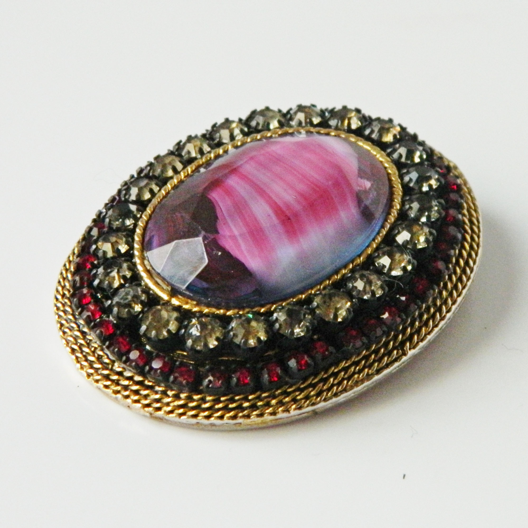 Har rhinestone brooch