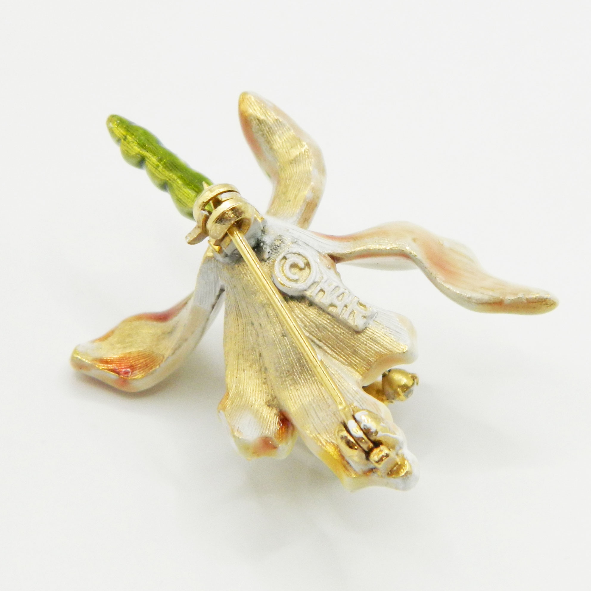 Har flower brooch
