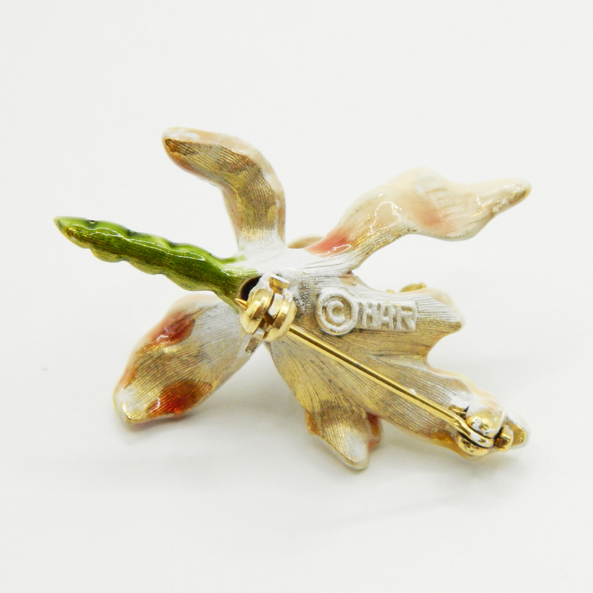 Har flower brooch