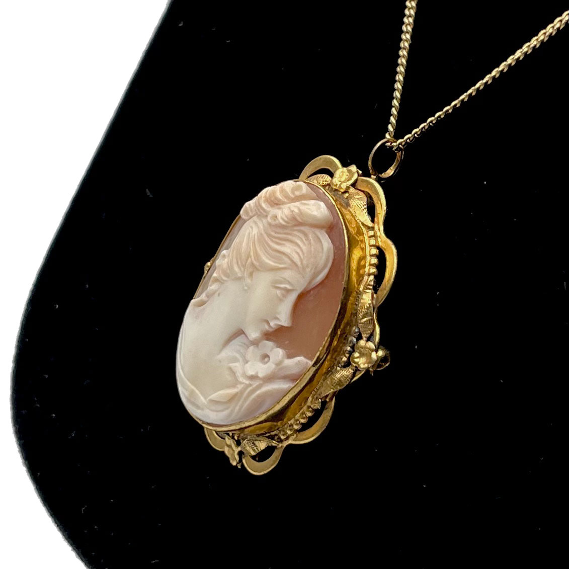 Cameo pendant