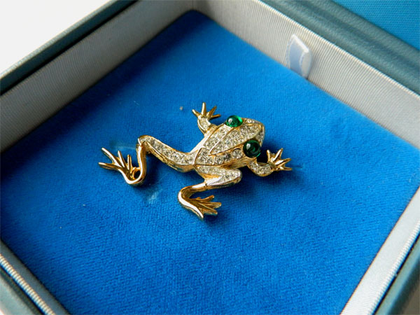 Sarah Coventry frog brooch
