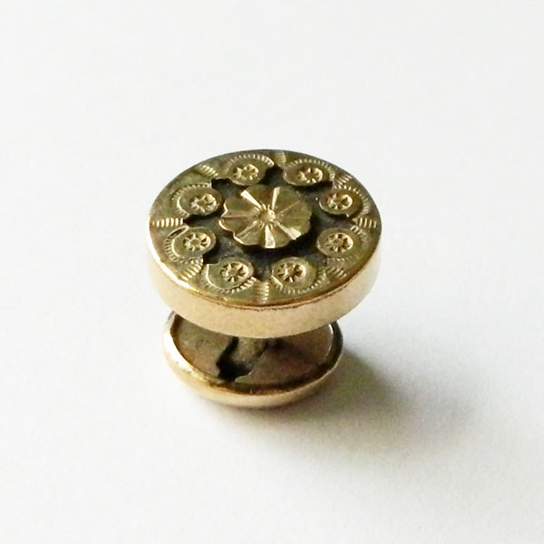 Antique collar button