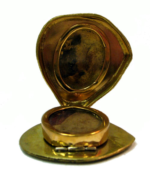 Antique brass clamshell picture frame