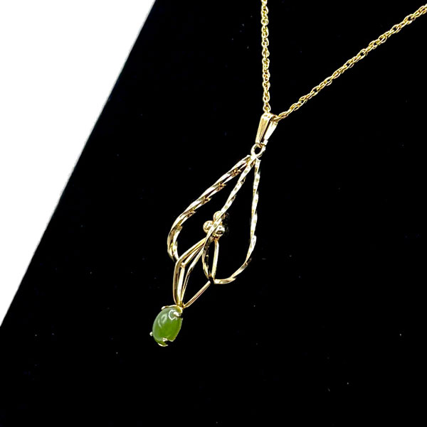 1970s jade pendant necklace