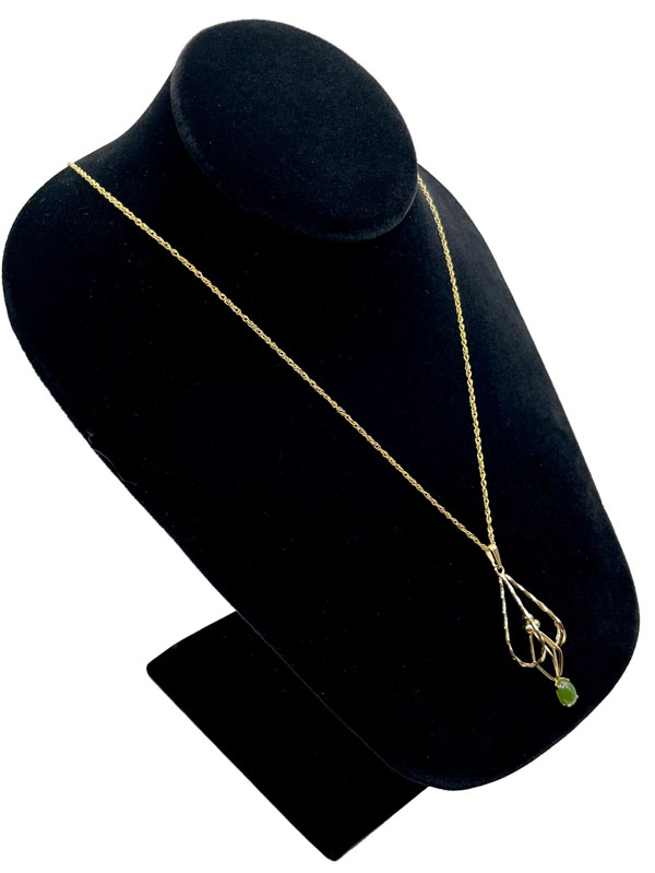 1970s jade pendant necklace