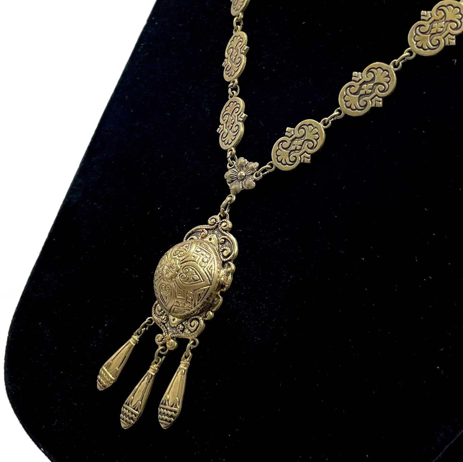 Art Nouveau pendant necklace