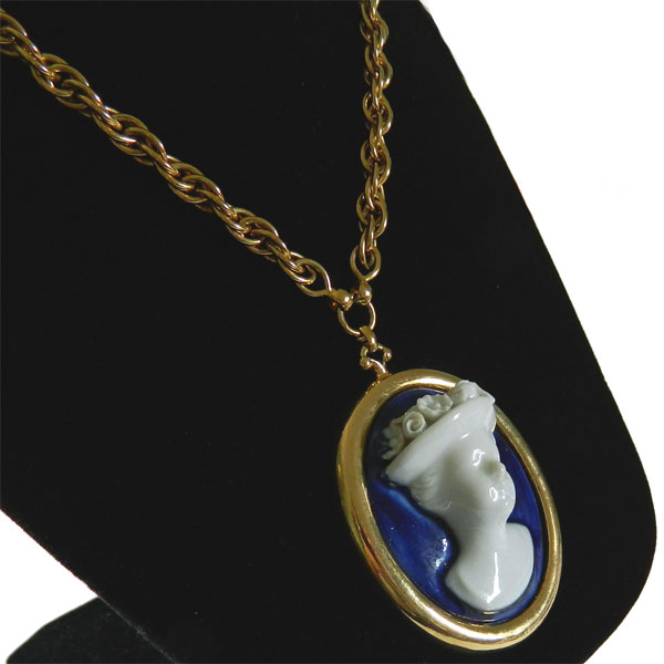 Nettie Rosenstein Cameo pendant necklace