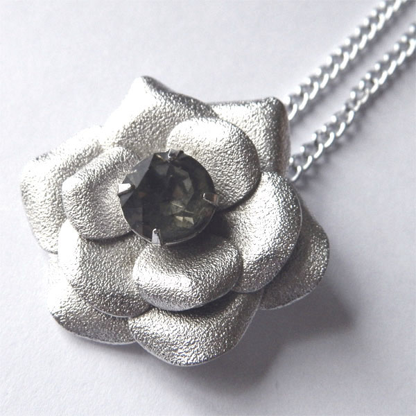 Rhinestone flower pendant necklace