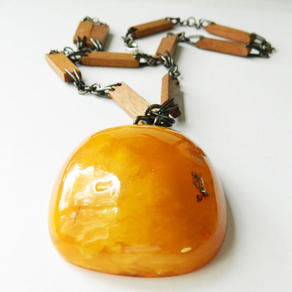 Amber pendant necklace