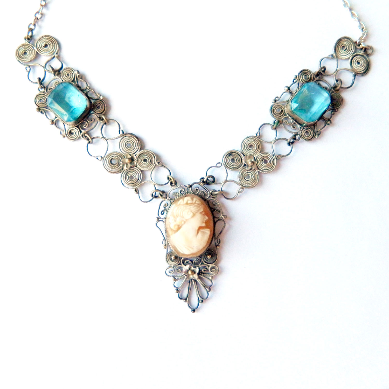 1930's cameo pendant necklace