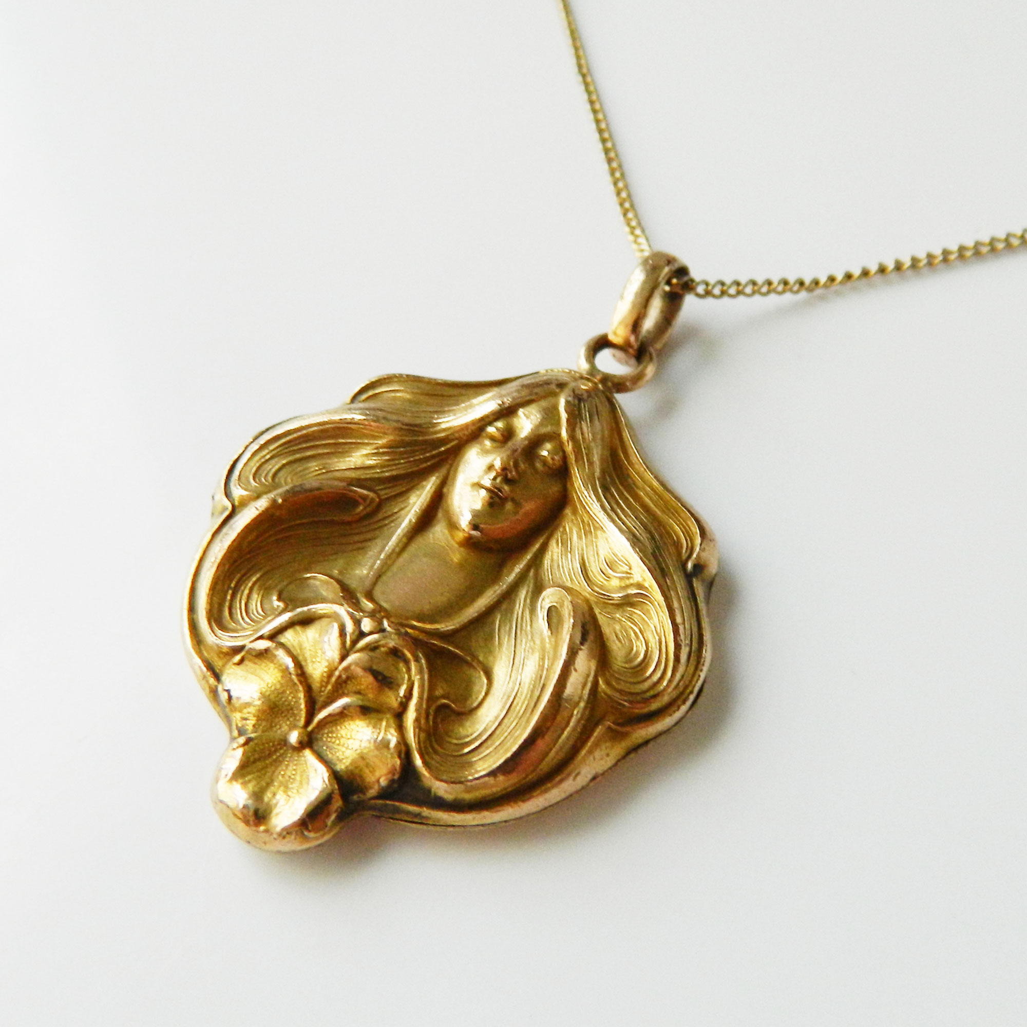 Art Nouveau Victorian locket