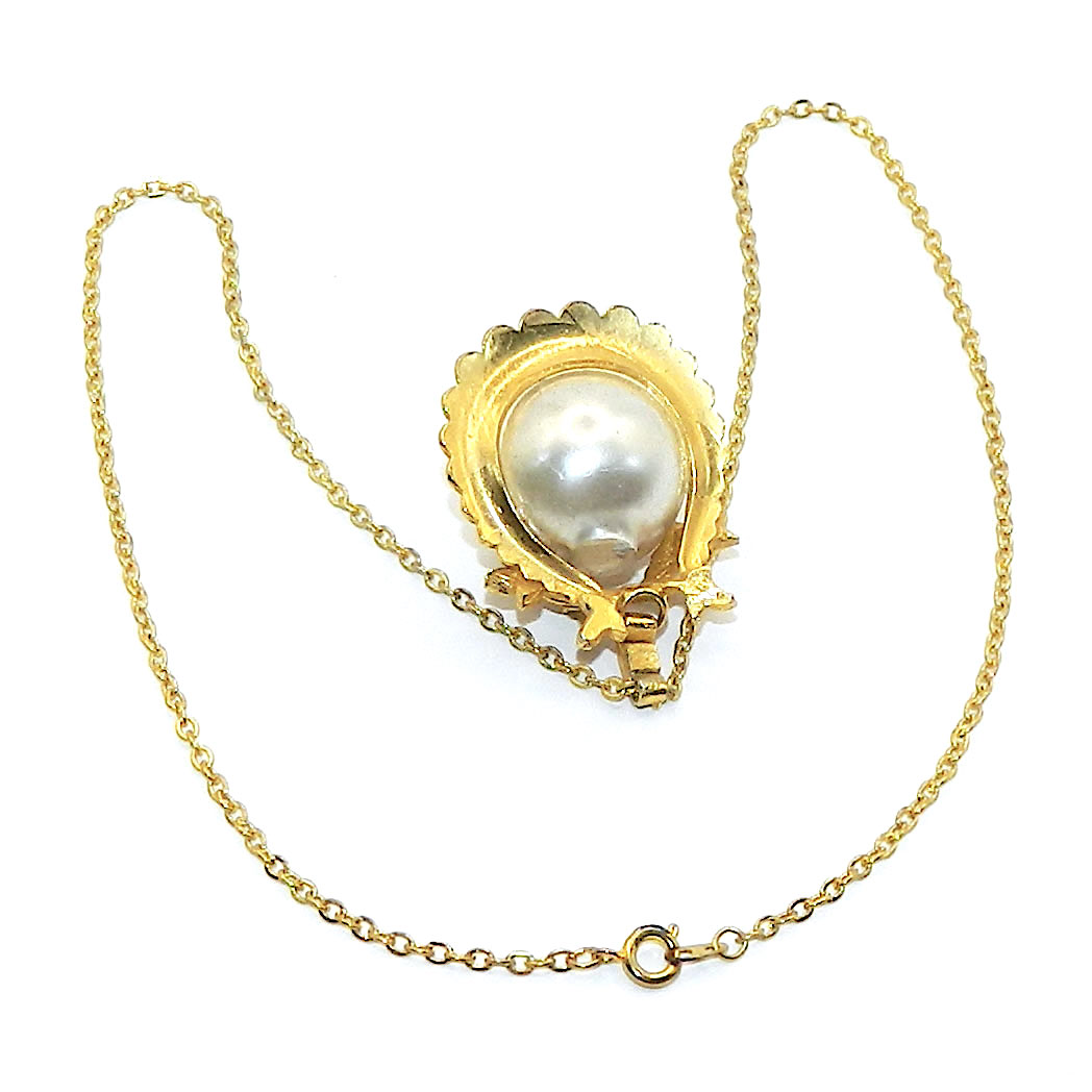 Faux pearl pendant necklace