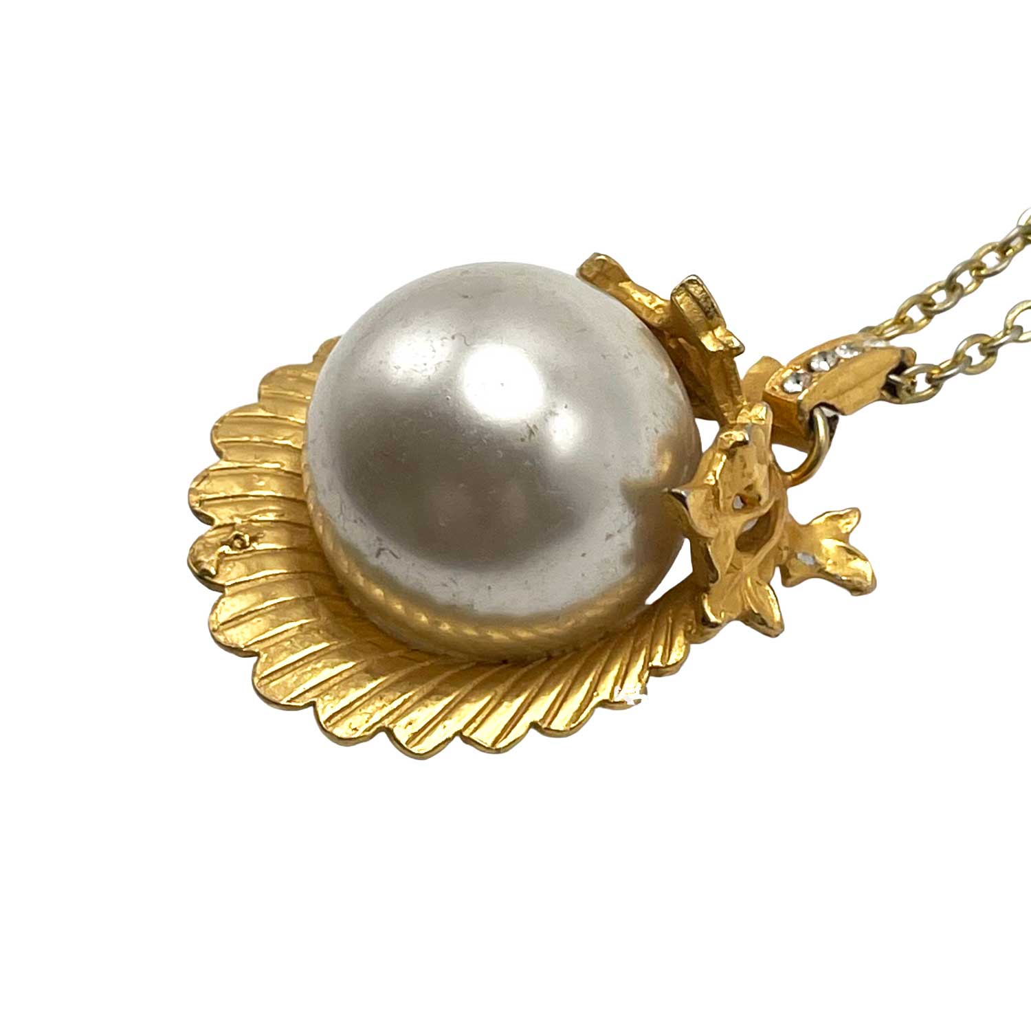 Faux pearl pendant necklace
