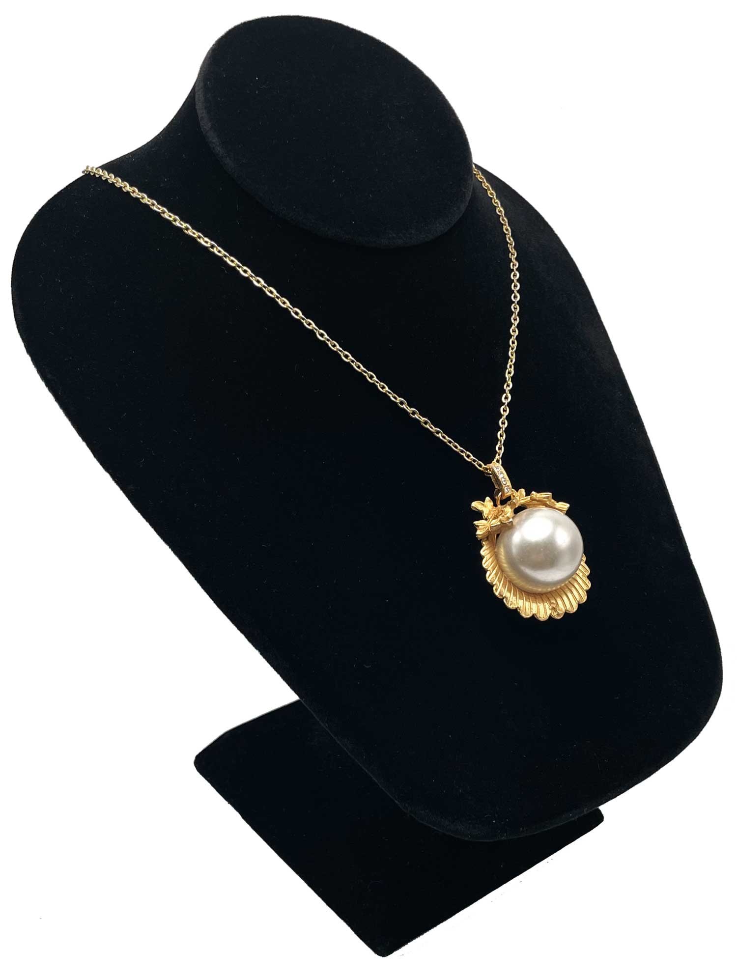 Faux pearl pendant necklace