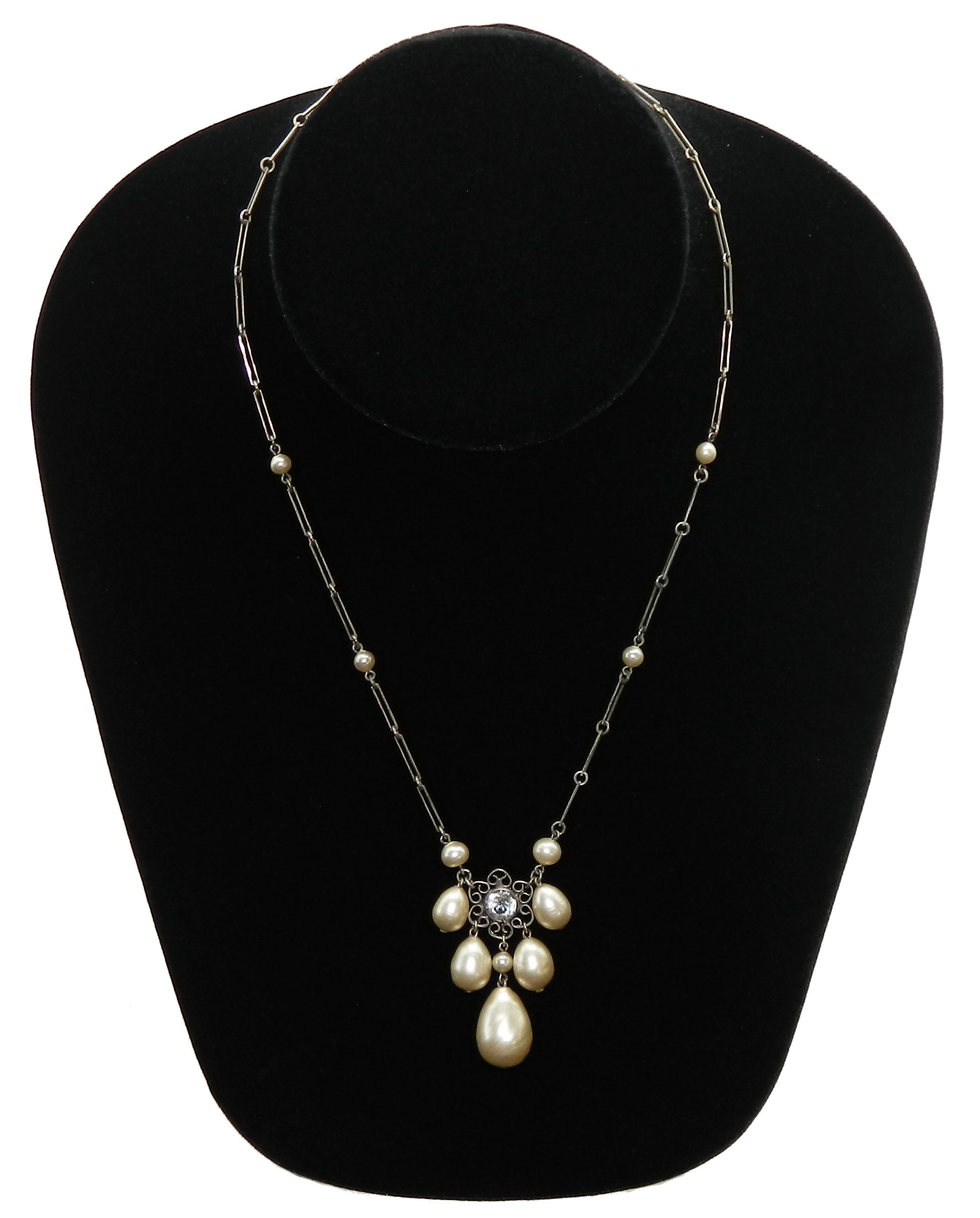 Faux pearl pendant necklace