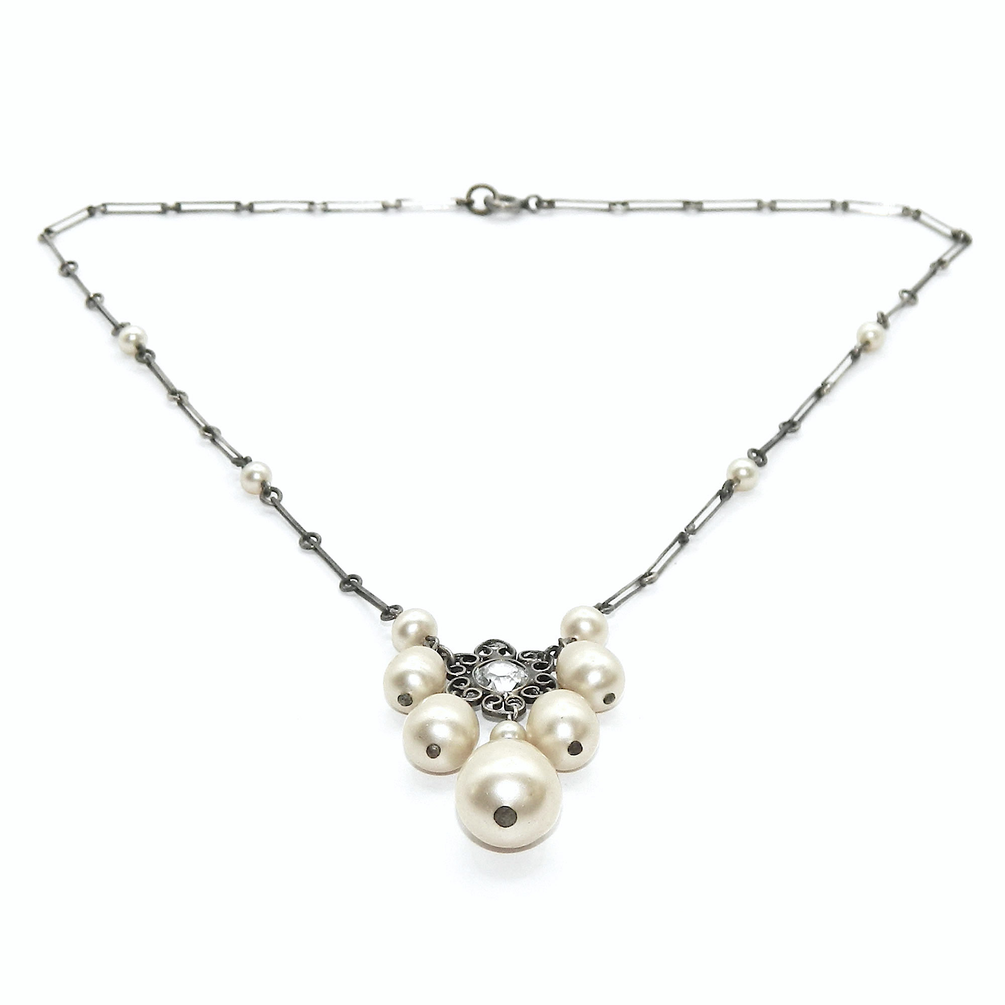 Faux pearl pendant necklace