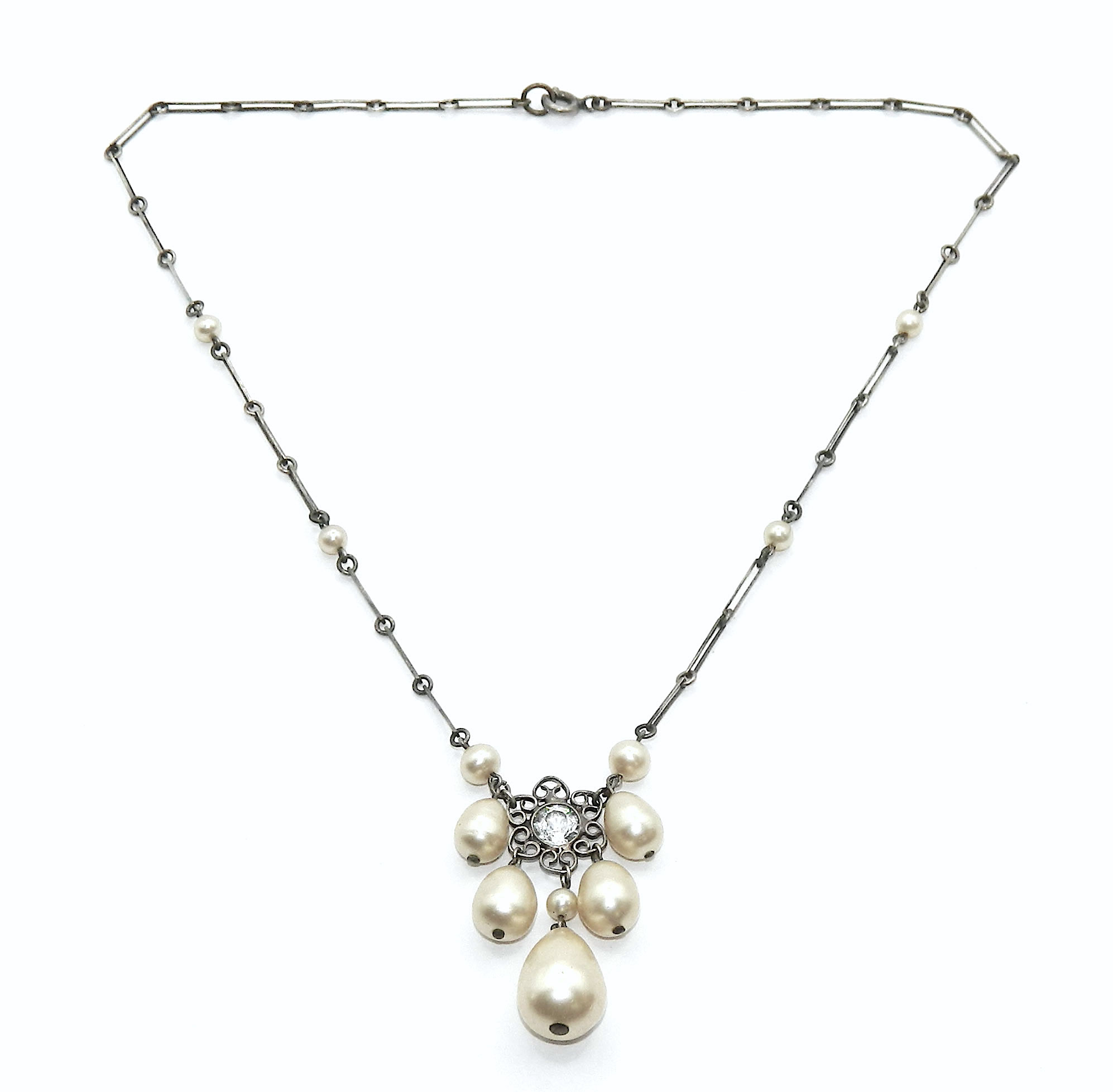 Faux pearl pendant necklace