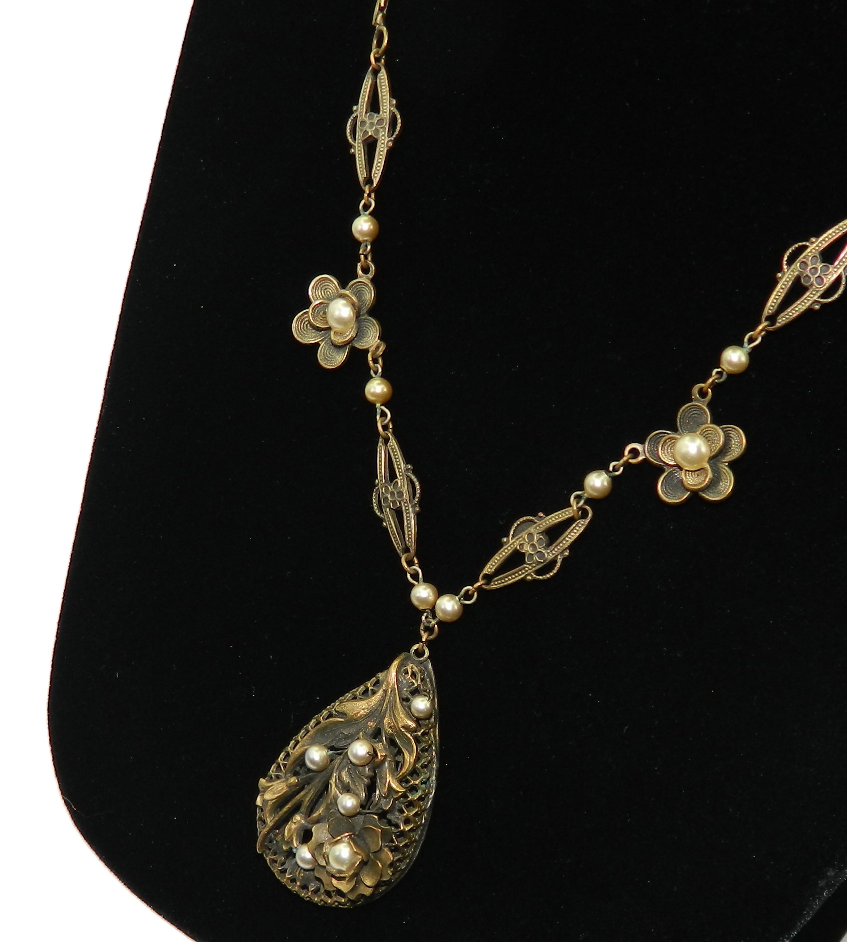 Faux pearl pendant necklace