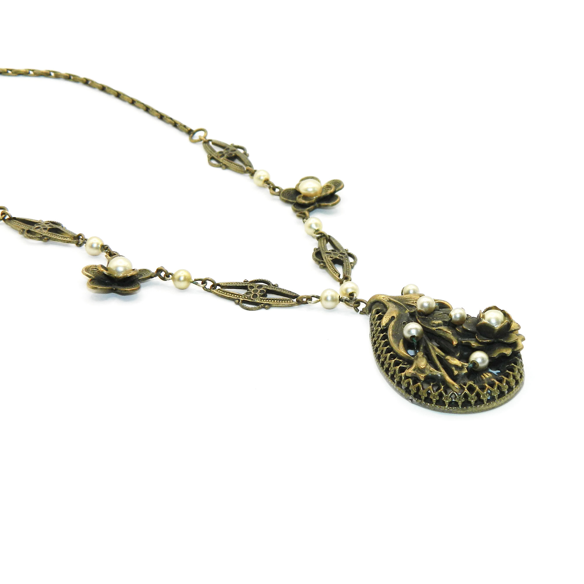 Faux pearl pendant necklace
