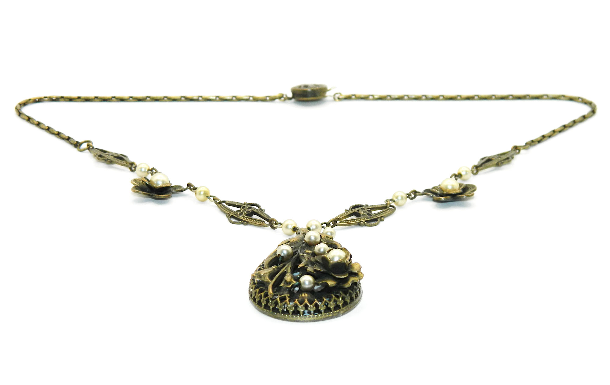 Faux pearl pendant necklace