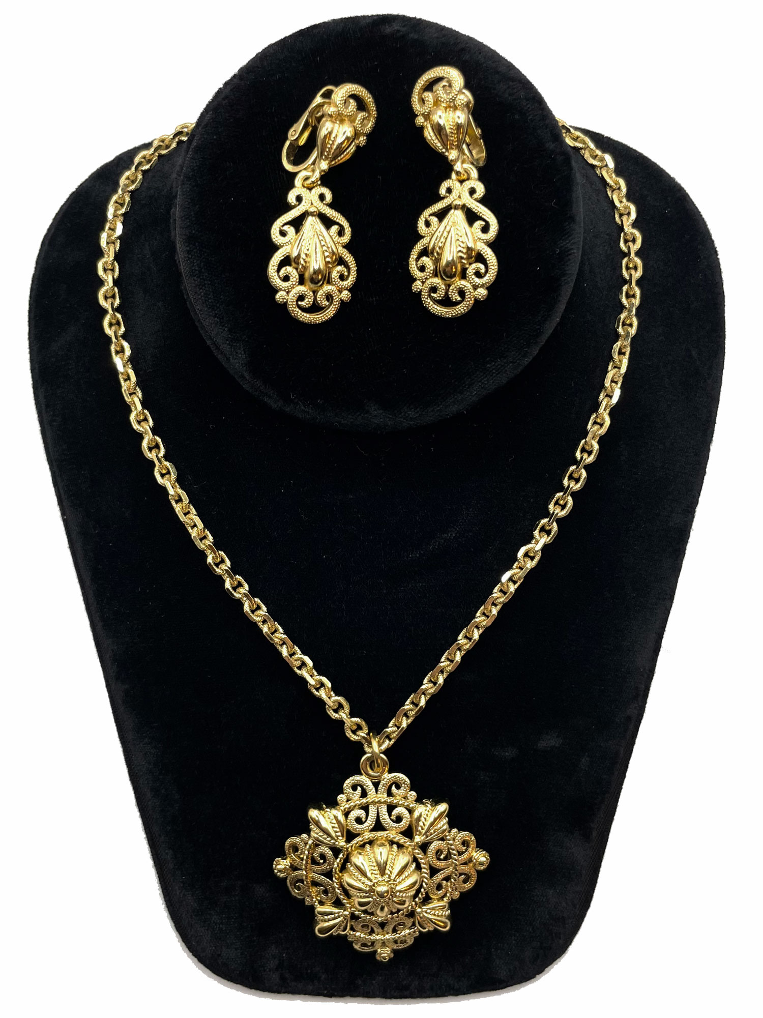Trifari pendant necklace set