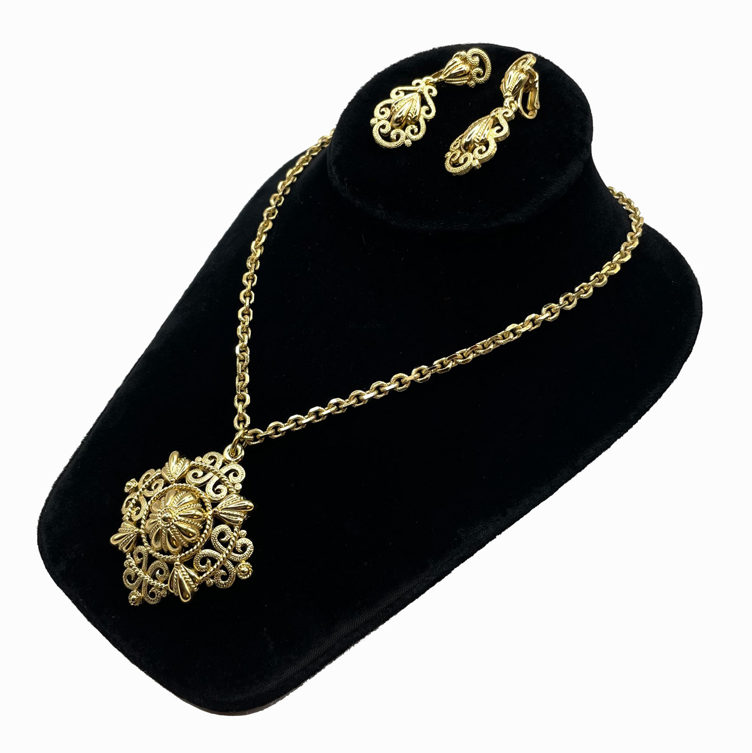 Trifari pendant necklace set