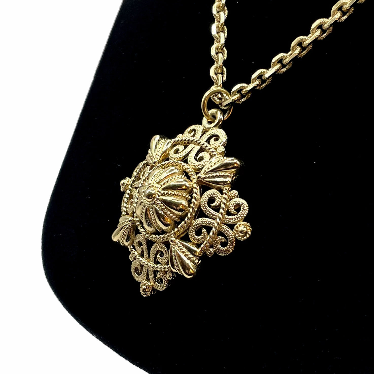 Trifari pendant necklace set