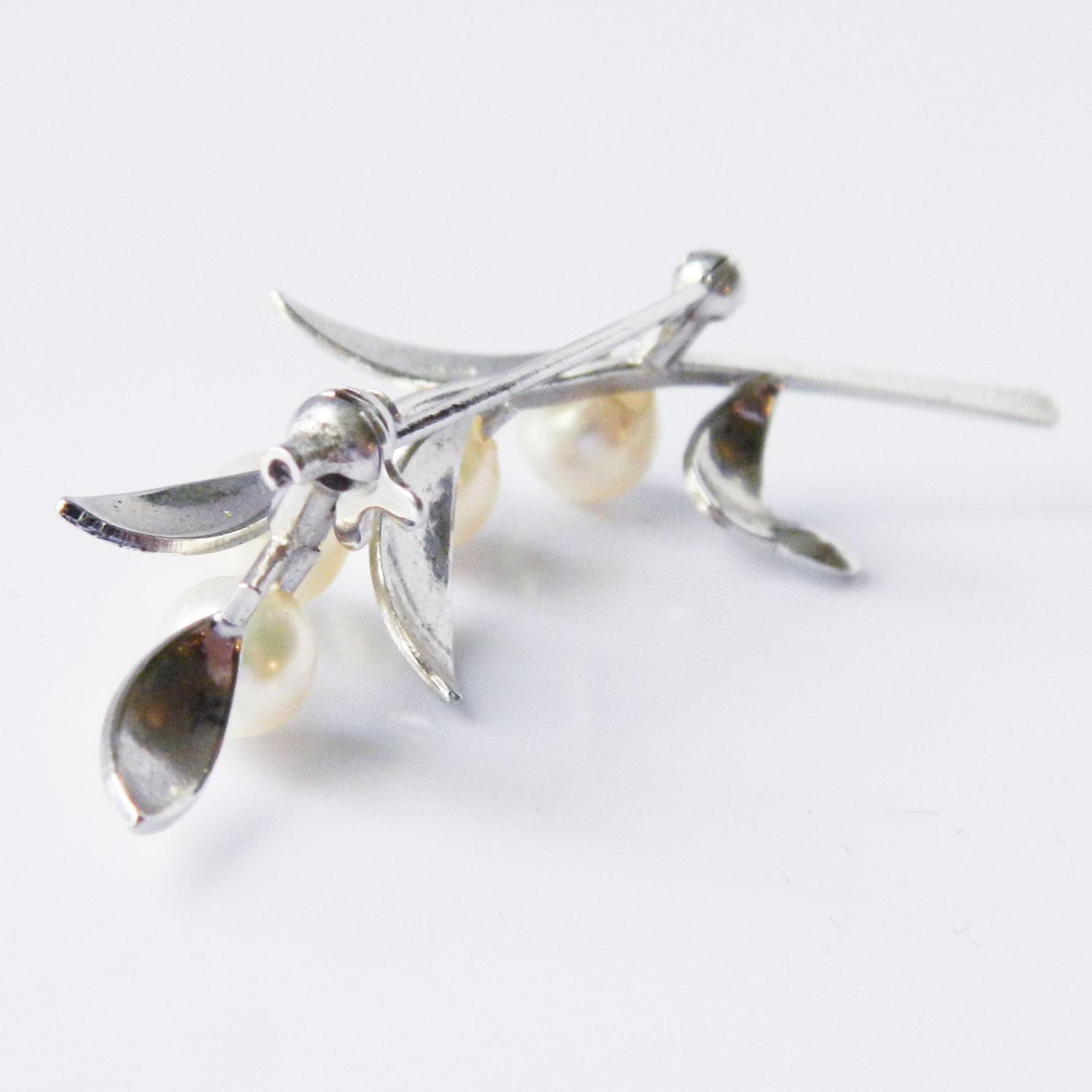 Sterling silver pearl brooch