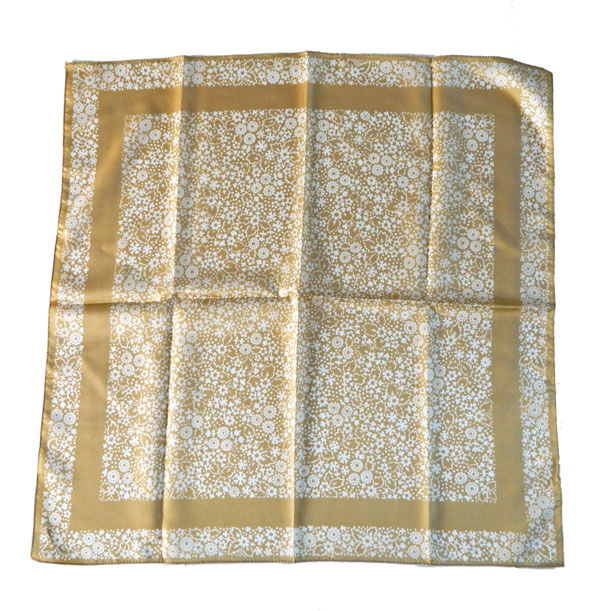 Vintage ecru scarf with white daisy flowers