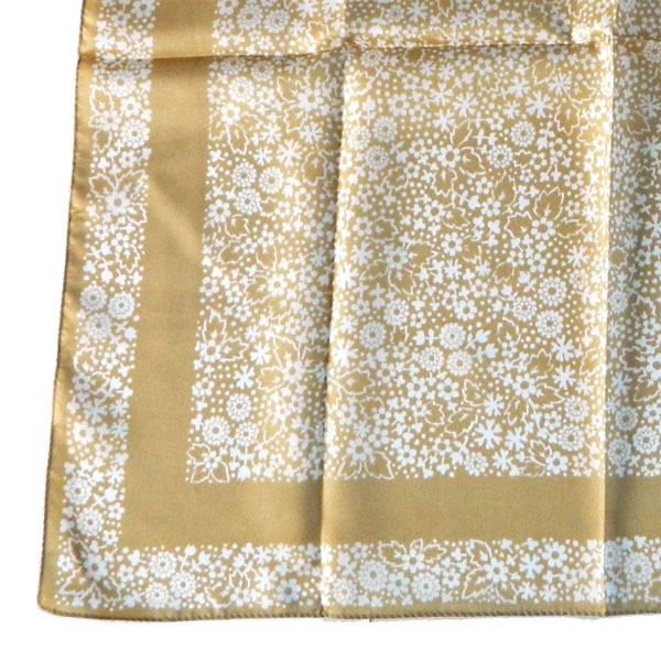 Vintage ecru scarf with white daisy flowers